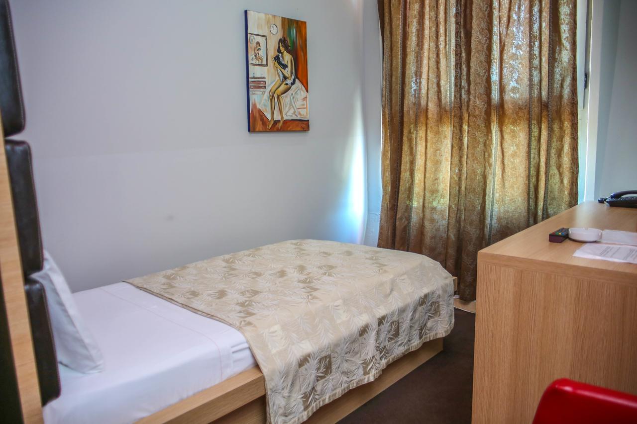 Rinas Hotel Vila Aeroport מראה חיצוני תמונה